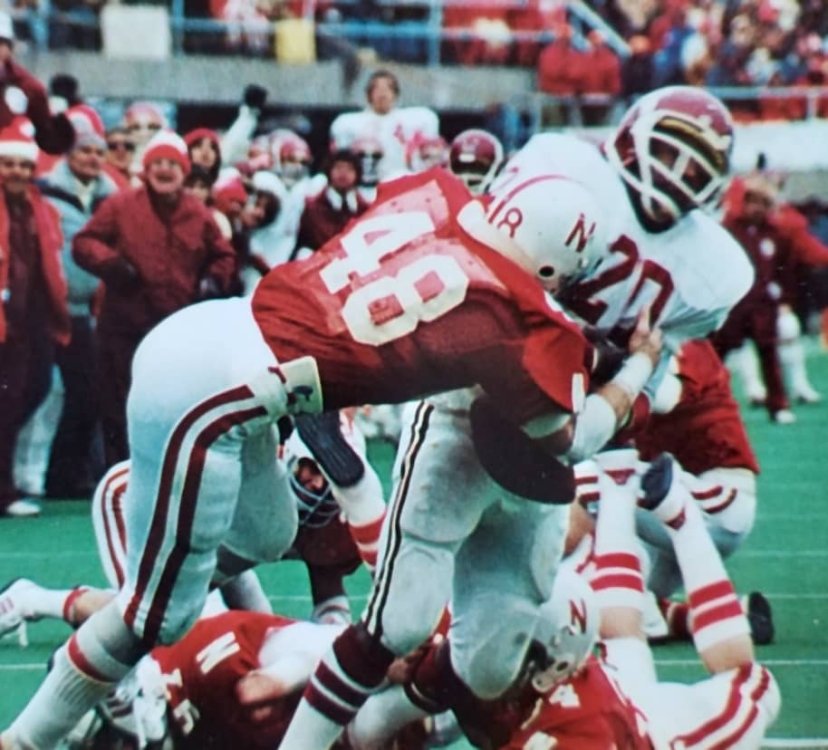 Jeff-Hansen-vs-Oklahoma-1978-Billy-Sims-fumble.jpg